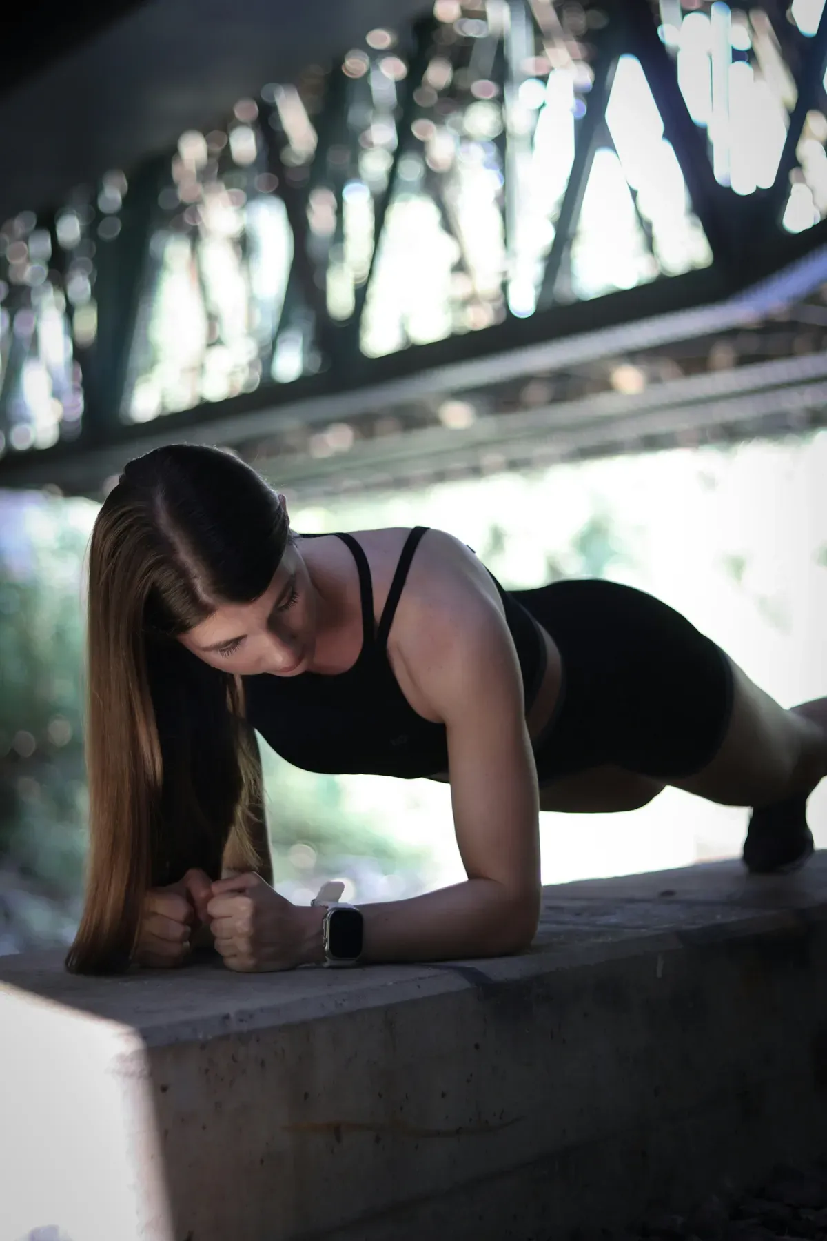 Pratiquante en position de gainage sur les avant-bras, corps aligné et gainé